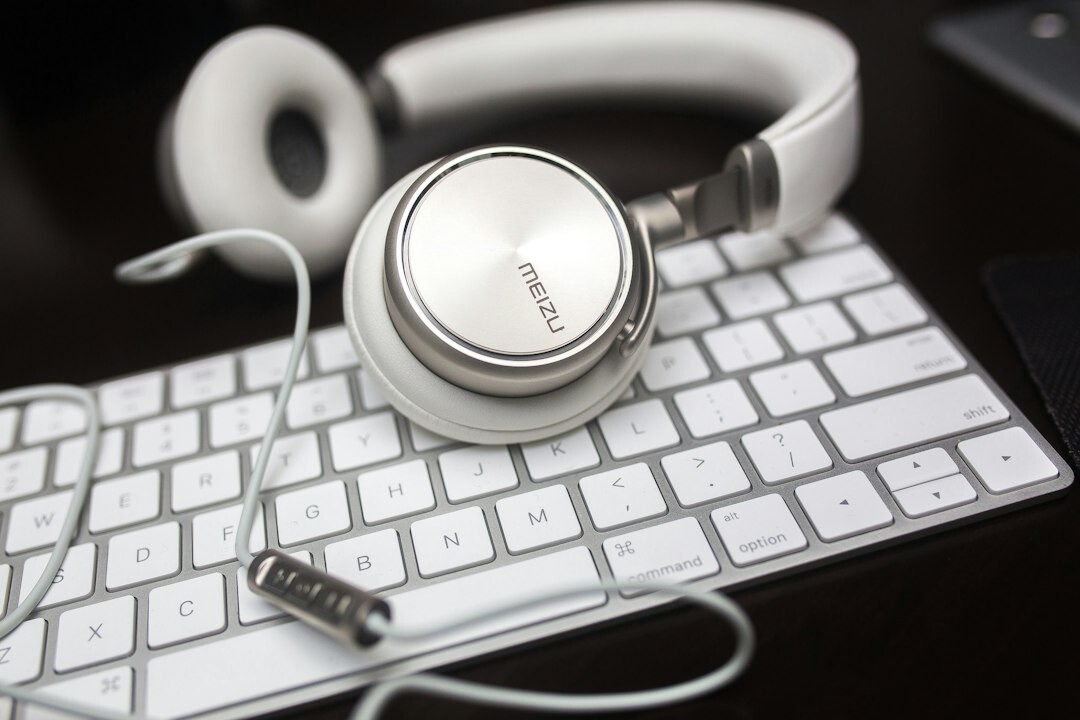 Bureau de créateur de contenu avec clavier, casque audio et notes de production