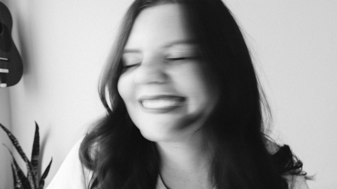 Portrait d'une monteuse vidéo suisse romande souriante dans un studio